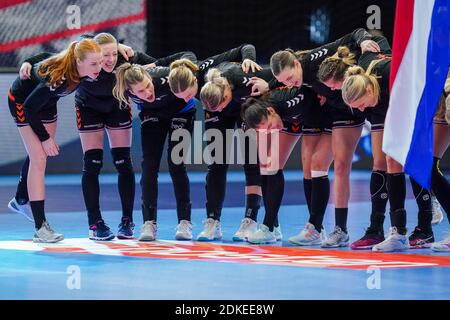 KOLDING, DANIMARCA - DICEMBRE 15: Team dei Paesi Bassi durante la partita femminile EHF Euro 2020 tra Paesi Bassi e Romania alla Sydbank Arena ON Foto Stock