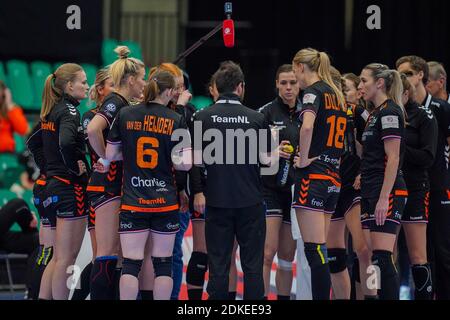 KOLDING, DANIMARCA - DICEMBRE 15: Team dei Paesi Bassi durante la partita femminile EHF Euro 2020 tra Paesi Bassi e Romania alla Sydbank Arena ON Foto Stock