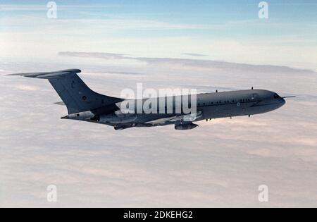 Una fotografia aerea-aerea scattata il 22 marzo 2001 che mostra il numero di serie ZA142 della British Royal Air Force 101 Squadron VC-10 K.2. Questo è stato l'ultimo volo operativo del VC-10 K.2. Pilotato da Flt Lt Anton Hamilton e Flt Lt Lewry. Foto Stock