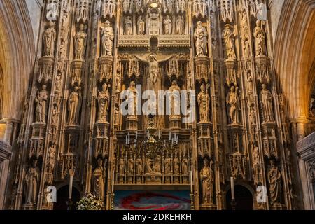 Inghilterra, Hampshire, Winchester, Winchester Cattedrale, il 15 ° secolo altare maggiore pietra schermo Foto Stock