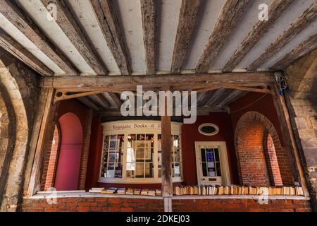 Inghilterra, Hampshire, Winchester, Kingsgate, lo storico Kingsgate Books and Prints Shop Foto Stock