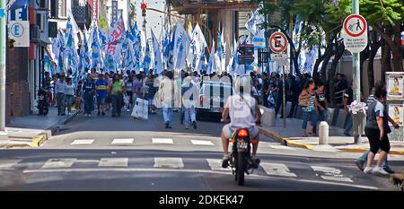 Protesters/ demonstrators marching on street in Buenos Aires, Argentina Foto Stock