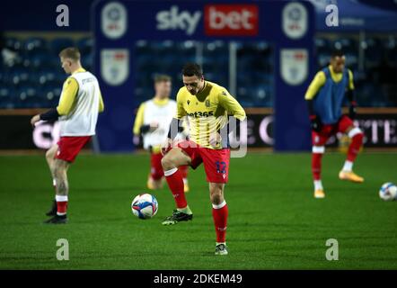 James Chester di Stoke City durante il riscaldamento, prima della partita del campionato Sky Bet al Kiyan Prince Foundation Stadium, Londra. Foto Stock