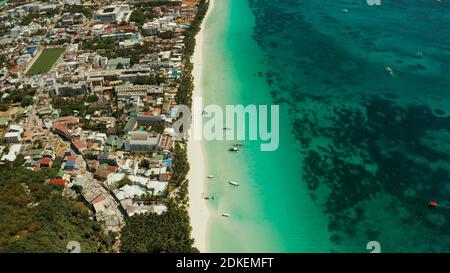 Isola tropicale Boracay con spiaggia sabbiosa e alberghi vista dal mare, vista aerea. Estate viaggi e concetto di vacanza. Filippine Foto Stock