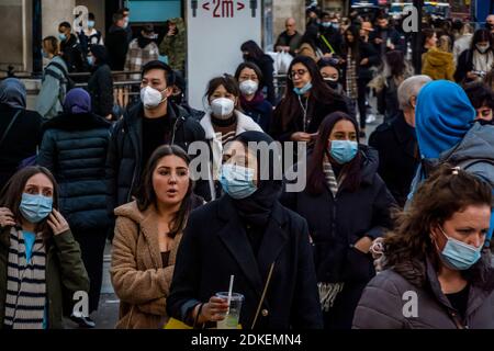 Londra, Regno Unito. 15 Dic 2020. La maggior parte degli acquirenti indossa maschere, anche fuori - Oxford Street, alla vigilia del Tier 3, e gli acquirenti sono fuori ora i negozi sono nuovamente aperti. Ma questi sono ancora tempi difficili per i rivenditori, in quanto cercano di recuperare dopo il secondo blocco di Coronavirus e la risposta al Tier 3 per Londra è poco oculata. Credit: Guy Bell/Alamy Live News Foto Stock