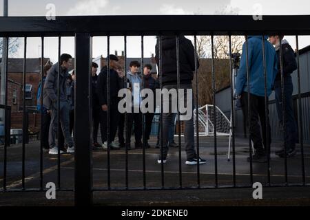 I tifosi di casa vengono intervistati in macchina fotografica prima di giocare a Marina Hyde United in un primo round tie fa Trophy alla Marine Travel Arena, precedentemente conosciuta come Rossett Park, a Crosby. A causa dei regolamenti del coronavirus che avevano sospeso le partite di campionato, gli unici incontri dei Merseysiders si sono disputati in competizioni di coppa, compreso il loro prossimo legame contro Tottenham Hotspur nel terzo round della fa Cup. Marine ha vinto la partita da 1 a 0, guardato da una capacità consentita di 400, con i visitatori che hanno due uomini inviati nel secondo tempo. Foto Stock