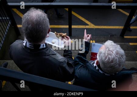 Due tifosi di casa che guardano il riscaldamento dei giocatori prima di giocare a Marina Hyde United in un primo round tie fa Trophy alla Marine Travel Arena, precedentemente conosciuta come Rossett Park, a Crosby. A causa dei regolamenti del coronavirus che avevano sospeso le partite di campionato, gli unici incontri dei Merseysiders si sono disputati in competizioni di coppa, compreso il loro prossimo legame contro Tottenham Hotspur nel terzo round della fa Cup. Marine ha vinto la partita da 1 a 0, guardato da una capacità consentita di 400, con i visitatori che hanno due uomini inviati nel secondo tempo. Foto Stock