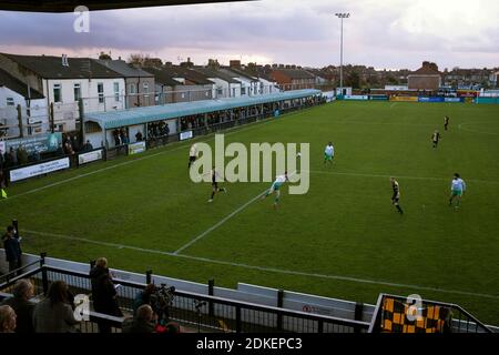 La squadra di casa preme per il gol di apertura durante il primo tempo come Marine giocare Hyde United (in bianco) in un fa Trophy prima cravatta al Marine Travel Arena, precedentemente noto come Rossett Park, a Crosby. A causa dei regolamenti del coronavirus che avevano sospeso le partite di campionato, gli unici incontri dei Merseysiders si sono disputati in competizioni di coppa, compreso il loro prossimo legame contro Tottenham Hotspur nel terzo round della fa Cup. Marine ha vinto la partita da 1 a 0, guardato da una capacità consentita di 400, con i visitatori che hanno due uomini inviati nel secondo tempo. Foto Stock