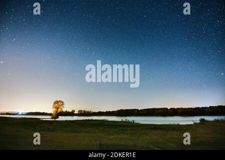 Colpo di notte, volte celesti, cielo stellato al tempo dei Perseidi, Germania, Germania del Nord, bassa Sassonia, Valle dell'Elba, rive dell'Elba vicino a Barförde, a valle verso Lauenburg Foto Stock