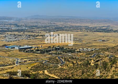 Vista dal bordo della Rift Valley Africana alla città di MEK'ele, MEK'ele, Tigray Regione, Etiopia Foto Stock
