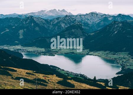Austria, Austria superiore, Salzkammergut, Wolfgangsee, vista da Schafberg al lago e St. Wolfgang, Dachstein Foto Stock