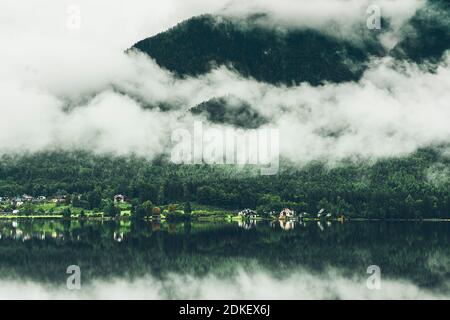 Austria, Austria superiore, Salzkammergut, Hallstätter See, paesaggio montano nella nebbia, Foto Stock