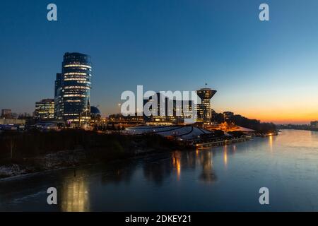 Città notturna con la casa governativa della regione di Mosca e l'edificio degli uffici vicino al fiume Moskva, Mosca. Russia Foto Stock