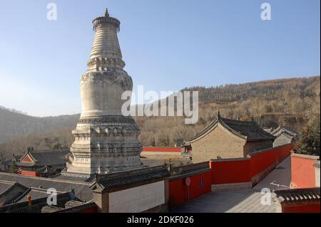 Wutaishan, provincia di Shanxi in Cina. Grande Pagoda Bianca o Dabaita o Sarira Stupa al Tempio di Tayuan, con vista sulle montagne dietro. Foto Stock