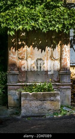 Fontana d'acqua a Lagrasse. Più beaux Villages de France. Foto Stock