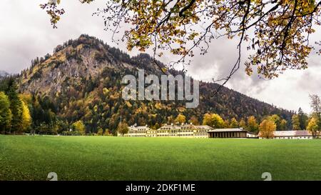 Costruzione della Fondazione Hanns Seidel a Wildbad Kreuth in autunno. Eretta nel XVI secolo dal Re Massimiliano I. Foto Stock