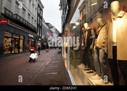 Una vista generale sulla quasi vuota via dello shopping Kalverstraat durante il nuovo blocco in mezzo alla pandemia di Coronavirus il 15 dicembre 2020 ad Amsterdam, NE Foto Stock