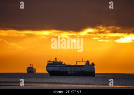 Heysham, Lancashire, Regno Unito. 15 Dic 2020. MV Sea Truck Presicion e MV Stenna Hibernian entrando nel porto di Heysham al tramonto credito: PN News/Alamy Live News Foto Stock