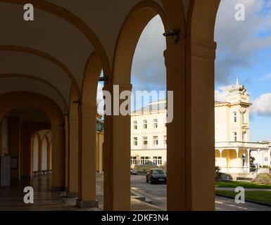 Bad Vöslau, spa Thermalbad (a sinistra), hotel Stefanie, Wienerwald (Vienna Woods), Niederösterreich / bassa Austria, Austria Foto Stock