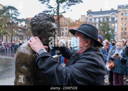 Il poeta Serge PEY, con la statua del cantante Claude NOUGARO. Un incontro di attori culturali si è svolto a Tolosa, in Francia, il 15 dicembre 2020. Poiché sono considerate attività non essenziali dal governo, gli spazi relativi alla cultura rimangono chiusi fino all'inizio dell'anno 2021. Allo stesso tempo, le misure del secondo contenimento legato alla pandemia del Covid-19 sono attenuate per altre attività. Foto di Patrick Batard / ABACAPRESS.COM Foto Stock