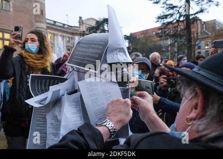 La statua di Claude NOUGARO è appesa con poesie, mentre il poeta Serge PEY appende una collana con un chip elettronico da un televisore. Un incontro di attori culturali si è svolto a Tolosa, in Francia, il 15 dicembre 2020. Poiché sono considerate attività non essenziali dal governo, gli spazi relativi alla cultura rimangono chiusi fino all'inizio dell'anno 2021. Allo stesso tempo, le misure del secondo contenimento legato alla pandemia del Covid-19 sono attenuate per altre attività. Foto di Patrick Batard / ABACAPRESS.COM Foto Stock