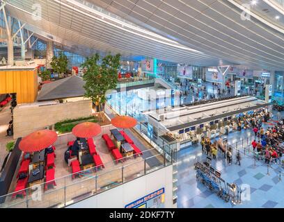 tokyo, giappone - novembre 22 2019: Vista superiore del mercato di Edo, dove i viaggiatori si riposano sotto i tradizionali ombrelloni di carta Nodategasa giapponesi Foto Stock