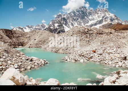 Incredibile lago blu Gokio sotto ghiaccio e neve, Nepal, Himalaya Foto Stock