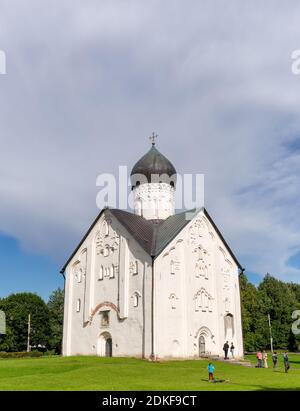 Veliky Novgorod, Russia - 23 luglio 2020: Chiesa della Trasfigurazione del Salvatore in Via Ilyina, un'antica chiesa storica dipinta da Teofano Foto Stock