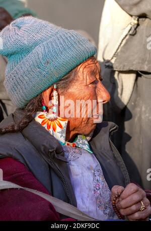 Lamayuru, India - 17 giugno 2012: Donne ladakhi più anziane con perle di preghiera in abiti tradizionali e gioielli tra la folla di osservatori che guardano il buddhi Foto Stock