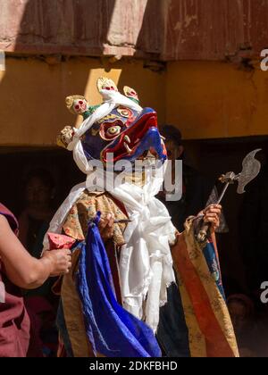 Korzok, Ladakh, India - 23 luglio 2012: Monaco non identificato nella maschera di Garuda (creatura bird-like nella mitologia indù, buddista e jain) con l'ascia rituale (pa Foto Stock