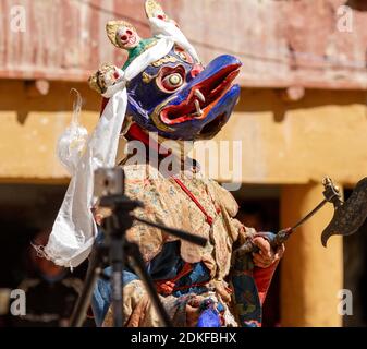 Korzok, Ladakh, India - 23 luglio 2012: Monaco non identificato nella maschera di Garuda (creatura bird-like nella mitologia indù, buddista e jain) con l'ascia rituale (pa Foto Stock