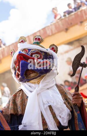 Korzok, Ladakh, India - 23 luglio 2012: Monaco non identificato nella maschera di Garuda (creatura bird-like nella mitologia indù, buddista e jain) con l'ascia rituale (pa Foto Stock