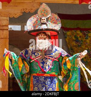 Padum, Zanskar, India - 17 luglio 2012: Primo piano di lama in costume rituale e cappello ornato esegue uno storico mistero Black Hat Dance del Bud Tibetano Foto Stock