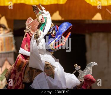 Korzok, Ladakh, India - 23 luglio 2012: Monaco non identificato nella maschera di Garuda (creatura bird-like nella mitologia indù, buddista e jain) con l'ascia rituale (pa Foto Stock