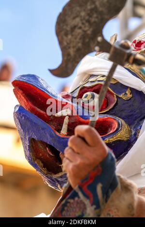 Korzok, Ladakh, India - 23 luglio 2012: Monaco non identificato nella maschera di Garuda (creatura bird-like nella mitologia indù, buddista e jain) con l'ascia rituale (pa Foto Stock