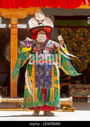 Padum, Zanskar, India - 17 luglio 2012: Lama in costume rituale e cappello ornato esegue un mistero storico Black Hat Dance del Buddismo Tibetano sul Foto Stock