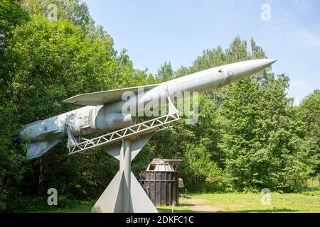 Pereslavl-Zalessky, Russia - 25 luglio 2018: SS-N-3 Shaddock, missile da crociera sovietico alimentato da turbogetto. Esemplare sul piedistallo nel museo all'aperto Foto Stock