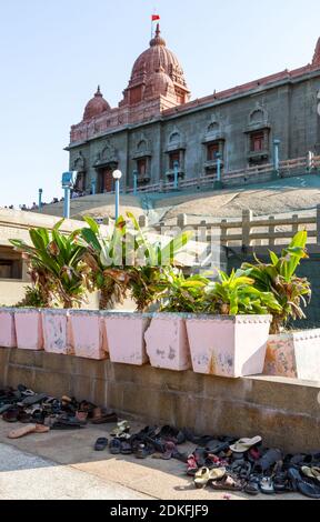 Vavathurai, Kanyakumari, India - 20 gennaio 2012: I mucchi di scarpe presi e lasciati secondo la regola di visitare un tempio indù prima di entrare nella palma Foto Stock