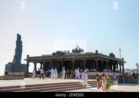 Vavathurai, Kanyakumari, India - 20 gennaio 2012: Statua di Thiruvalluvar - il poeta e filosofo tamil celebrato, autore del Thirukkural, a W. Foto Stock