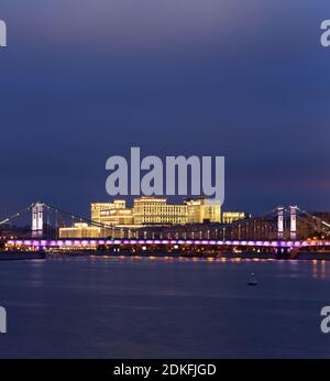 Ministero della Difesa della Russia, del fiume Moskva e del ponte di Krymean al crepuscolo blu di prima mattina a Mosca, Russia Foto Stock