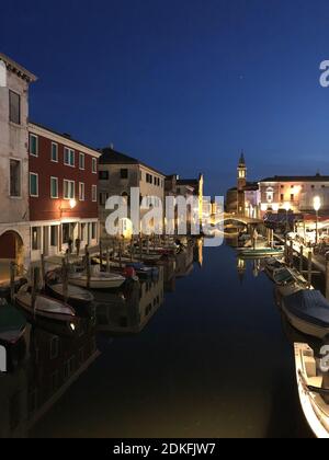 Chioggia di notte, canale Venere, barche, Veneto, Italia Foto Stock