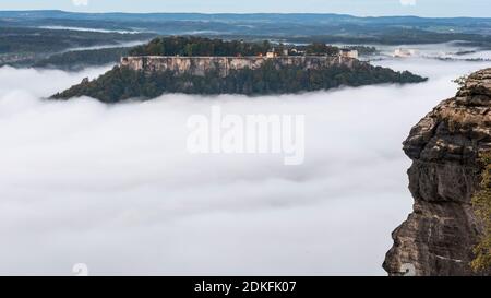 Germania, Stato libero di Sassonia, fortezza di Koenigstein avvolta nel fianco, visto da Lilienstein, Elbe montagne di arenaria, Saxon Svizzera Parco Nazionale Foto Stock