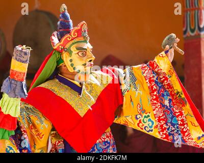 Lamayuru, India - 16 giugno 2012: Il monaco non identificato esegue una danza sacra mascherata e in costume del Buddismo Tibetano, un altro monaci suona la musica rituale du Foto Stock