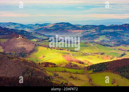 Altenmarkt an der Triesting, Castello Araburg (a sinistra), valle Triestingtal (a destra), vista dalla montagna Hocheck in Gutensteiner Alpen (Alpi Gutenstein), foresta, prati, case coloniche, Wienerwald (boschi di Vienna), Niederösterreich / bassa Austria, Austria Foto Stock