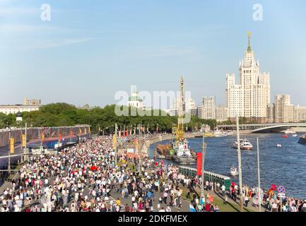 Mosca, Russia - 9 Maggio 2016: finitura del reggimento immortale processione nel giorno della vittoria - migliaia di persone hanno marciato lungo il fiume Moskva embankmen Foto Stock