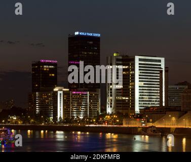 Mosca, Russia - 10 settembre 2017. World Trade Center e Hotel Crowne Plaza a Mosca. Vista notturna dal ponte. Illuminazione colorata e riflessi Foto Stock