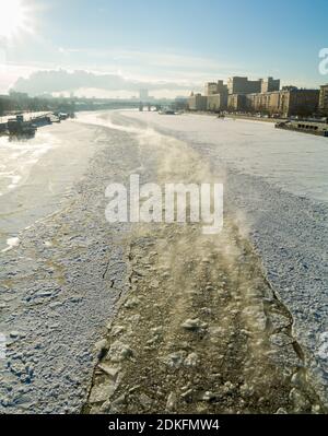 Panorama verticale del congelato, coperto di ghiaccio fiume Mosca e Frunze Embankment, sullo sfondo il Ministero della Difesa e il Pushkin Foto Stock