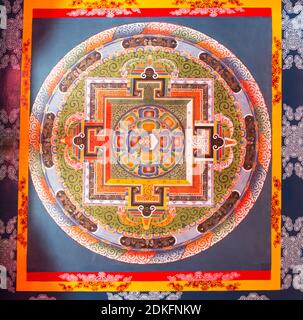 Kalachakra, ruota del mandala del tempo, simbolo spirituale e rituale del buddismo - un colorato soffitto dipinto in Zumrang gompa - tempio buddista, Sikkim, i Foto Stock