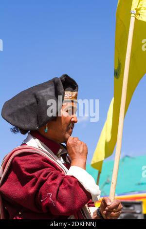 Leh, Jammu e Kashmir, India - 01 settembre 2012: L'uomo Ladakhi in abiti tradizionali con il cappello familiare sul festival tradizionale Ladakh su sunn Foto Stock