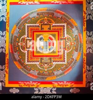 Kalachakra, ruota del mandala del tempo, simbolo spirituale e rituale del buddismo - un colorato soffitto dipinto in Zumrang gompa - tempio buddista, Sikkim, i Foto Stock